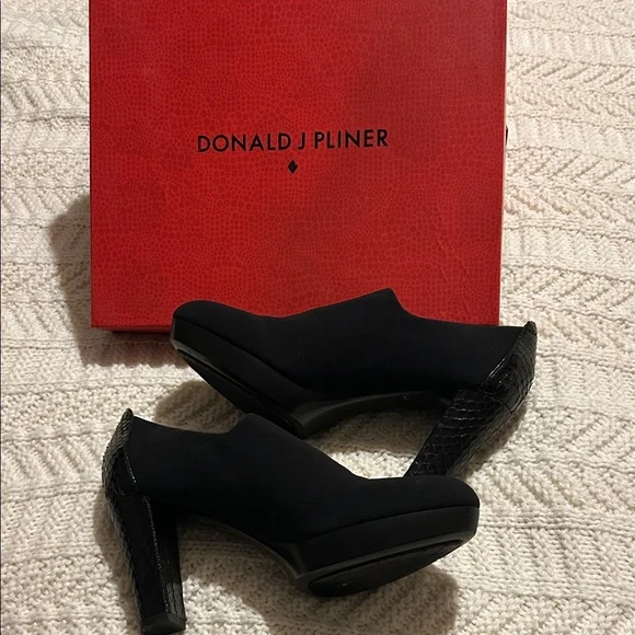 Donald J. Pliner Black Heels with Textured Detail - Picture 1 of 4